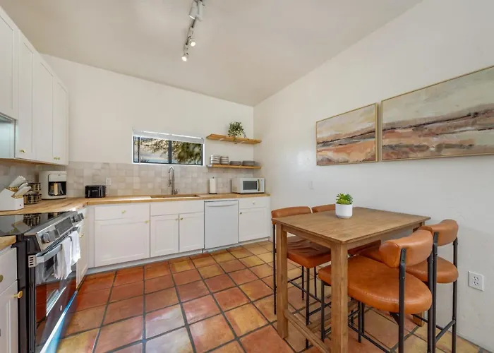 Holiday home And Quiet 2 Bedroom Lovely Remodel